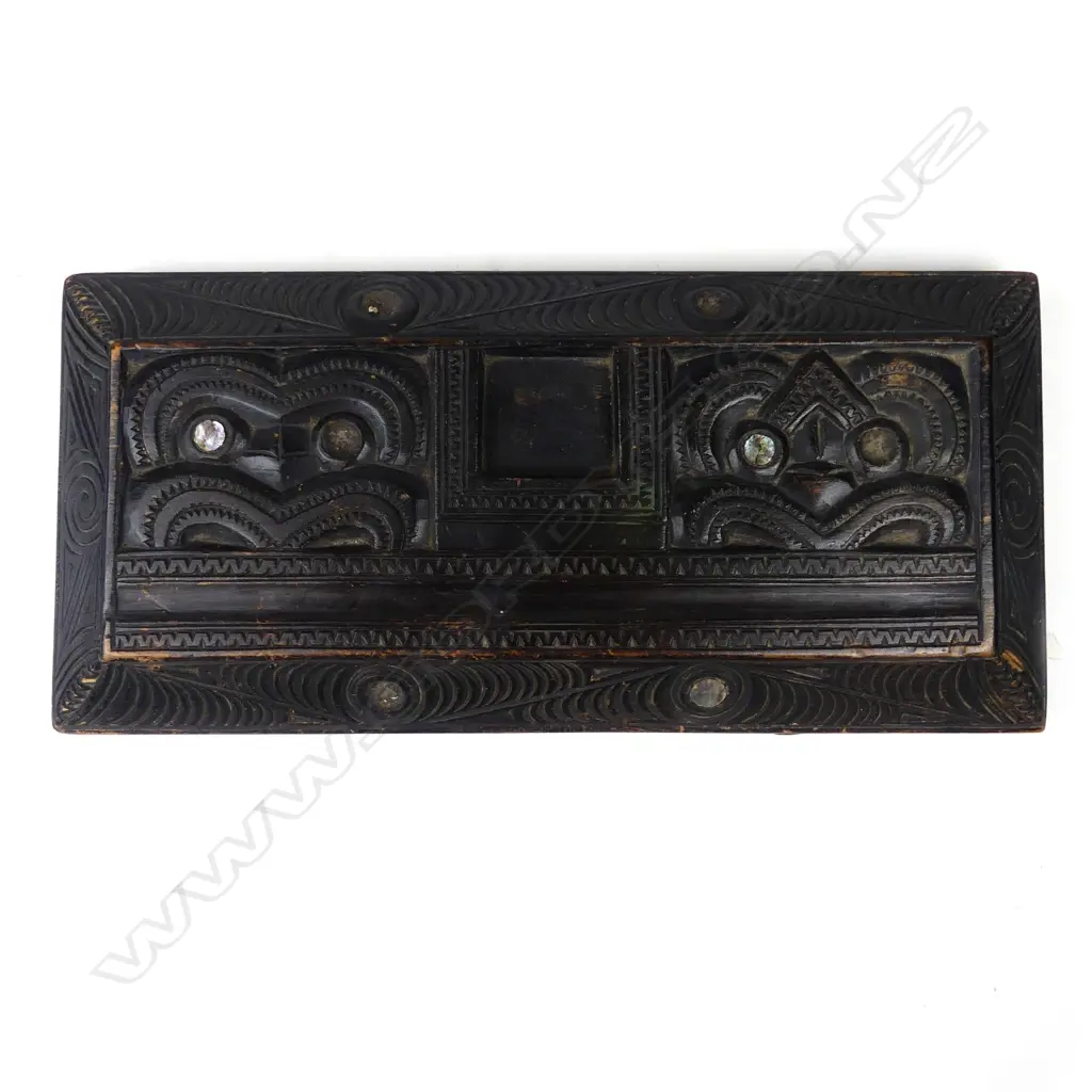 An early 20thC Māori carved inkstand, Image 1++