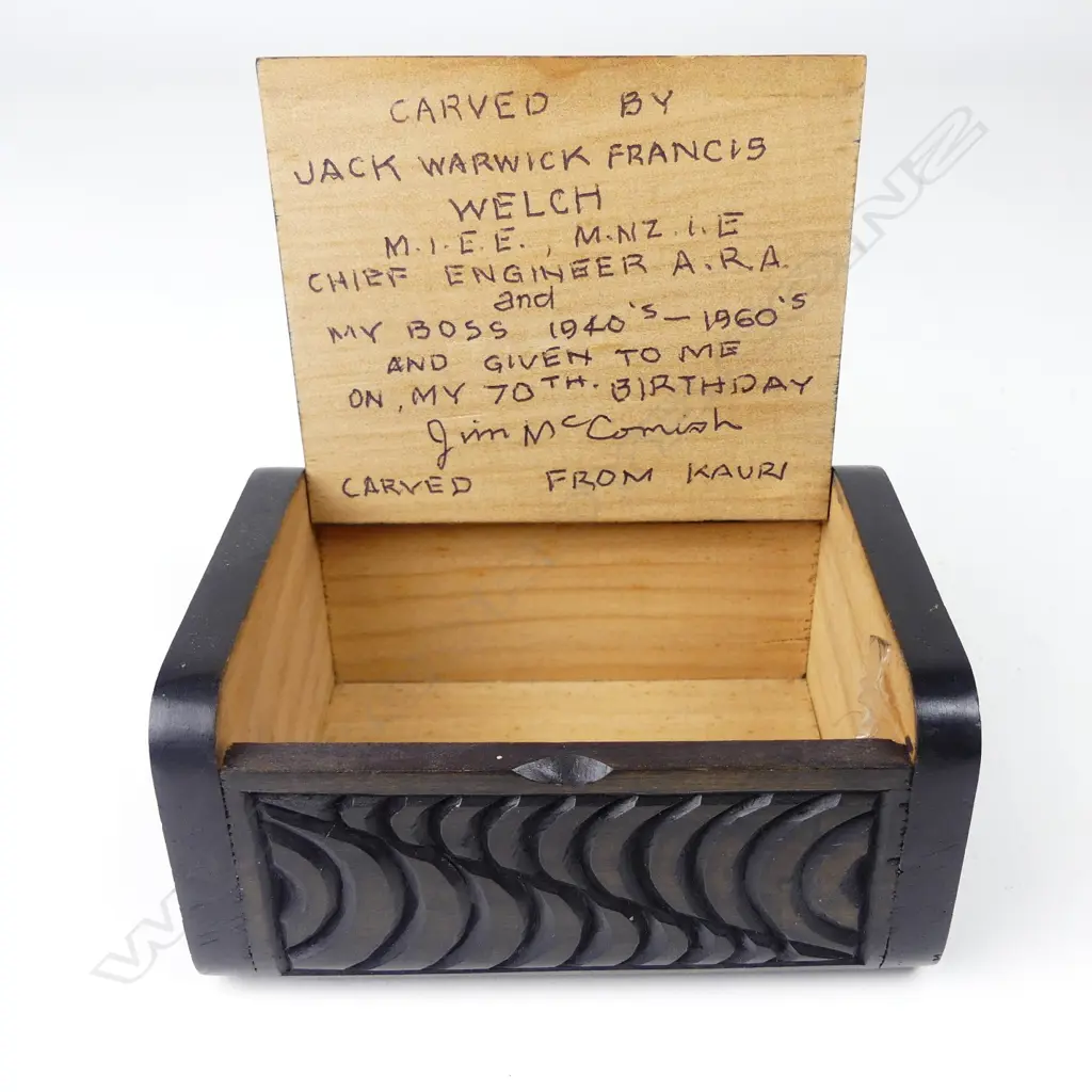 A Maori folk art cigarette box Image 1++