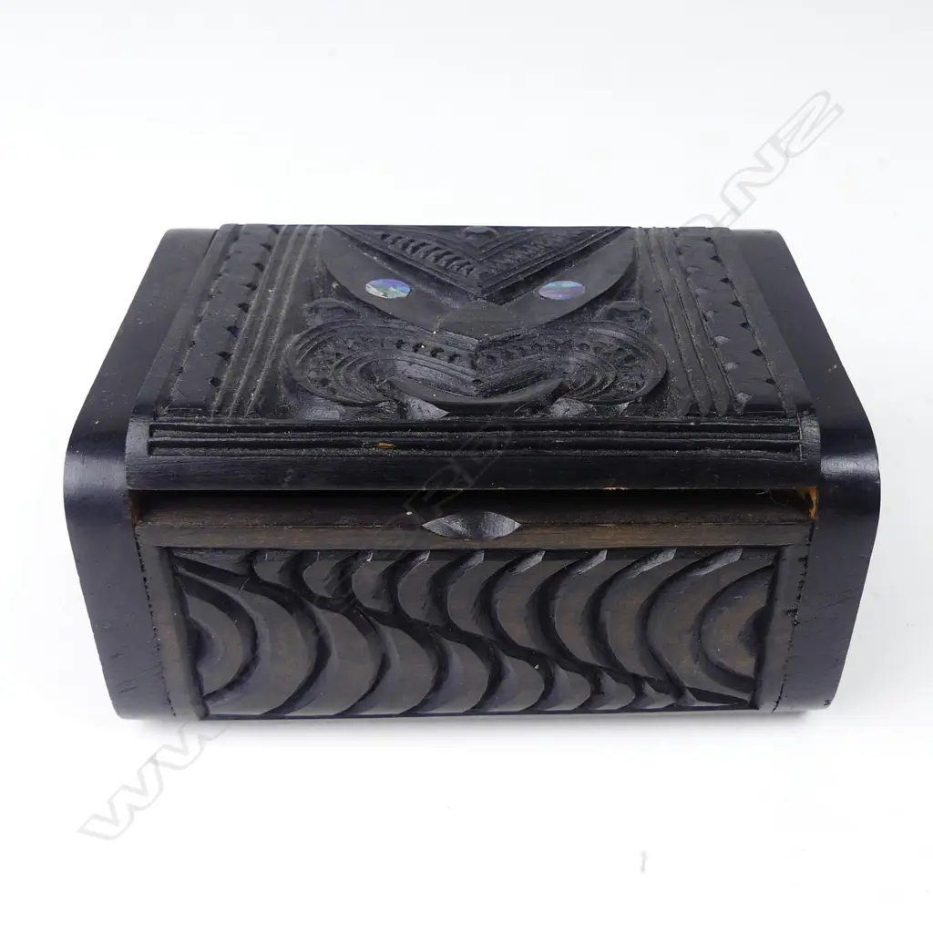 A Maori folk art cigarette box Image 1++