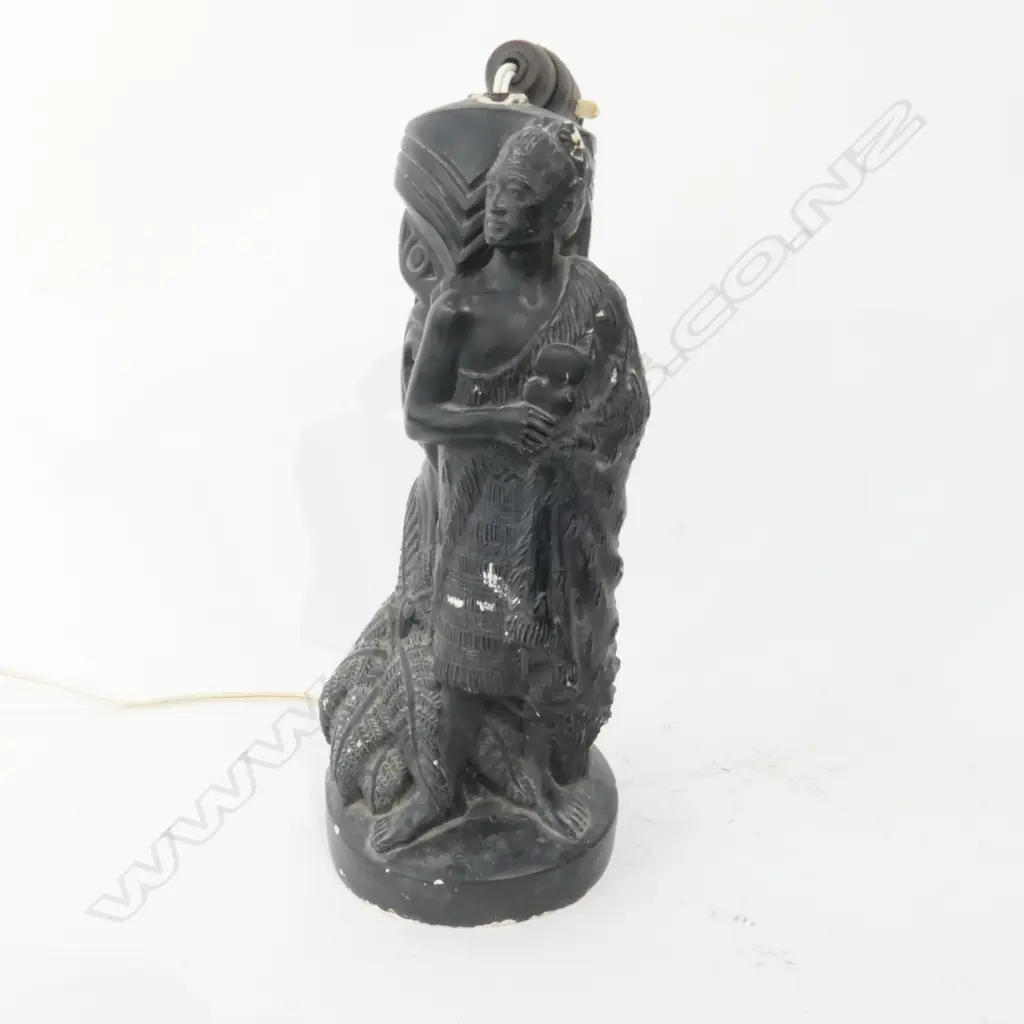 A vintage NZ plaster lamp Image 1++