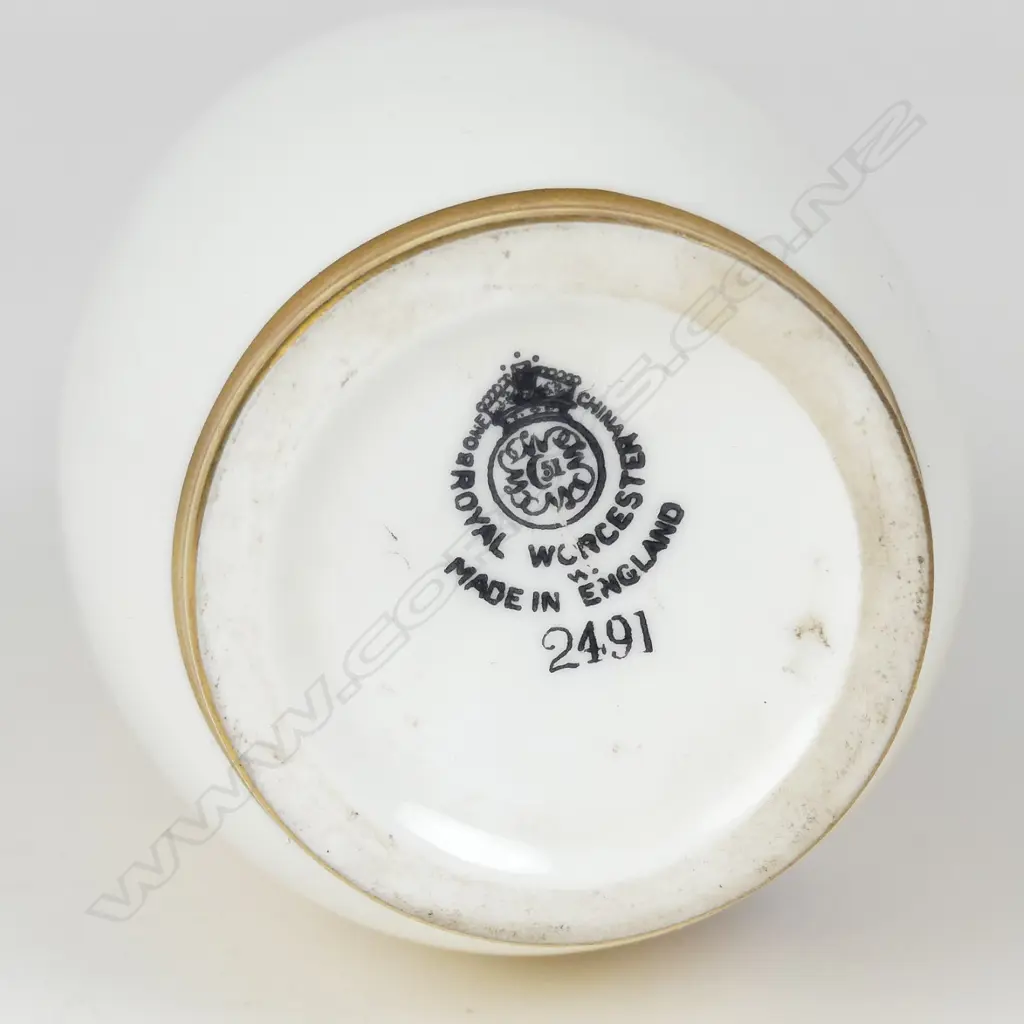 A Royal Worcester hand painted fruit vase by Roberts Image 1++