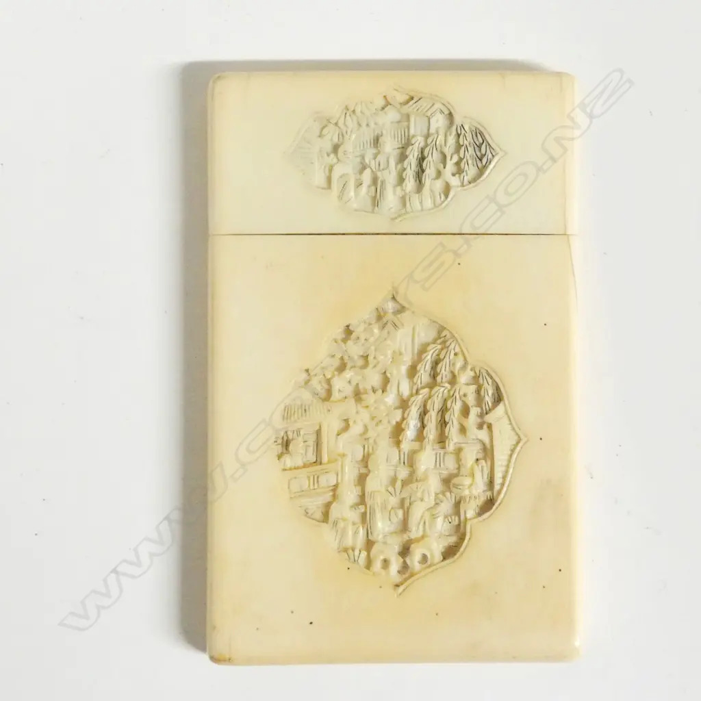A Chinese carved ivory card case Image 1++