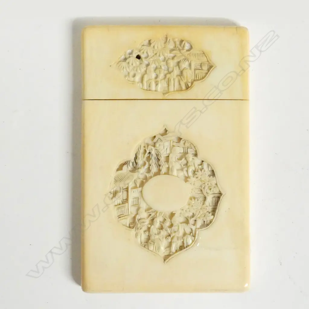 A Chinese carved ivory card case Image 1++