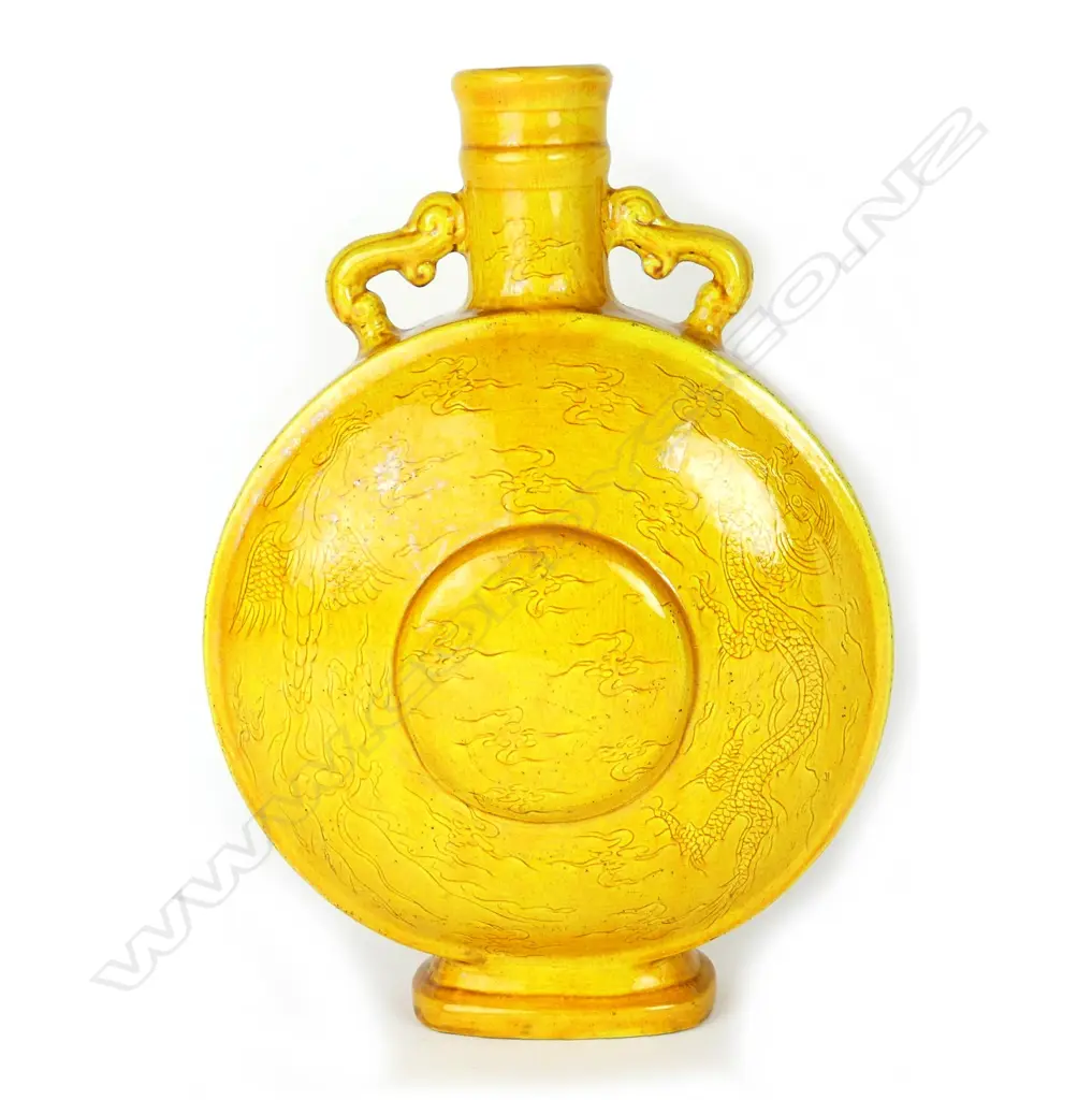 A Chinese porcelain 'pilgrim flask' vase Image 1++