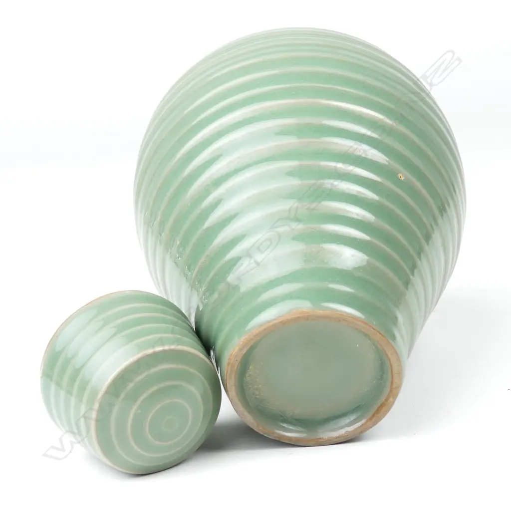 A Ming style Longquan celadon lidded jar Image 1++