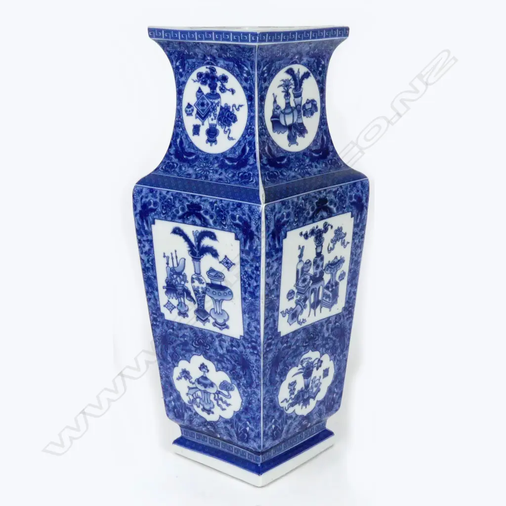 CHINESE SQUARE SHAPED B/W VASE Image 1++