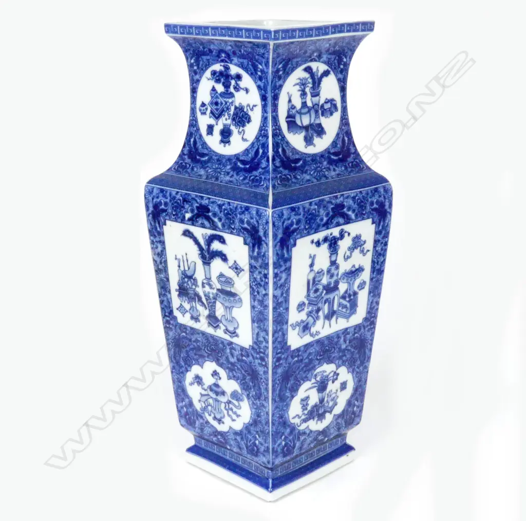 CHINESE SQUARE SHAPED B/W VASE Image 1++