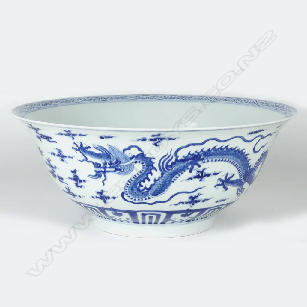 A large Chinese porcelain blue and white bowl Image 1++