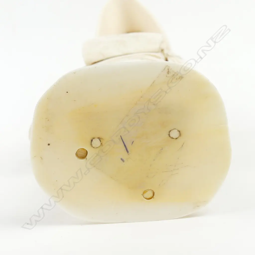 A Japanese sectional ivory figure of a strolling shamisen player Image 1++