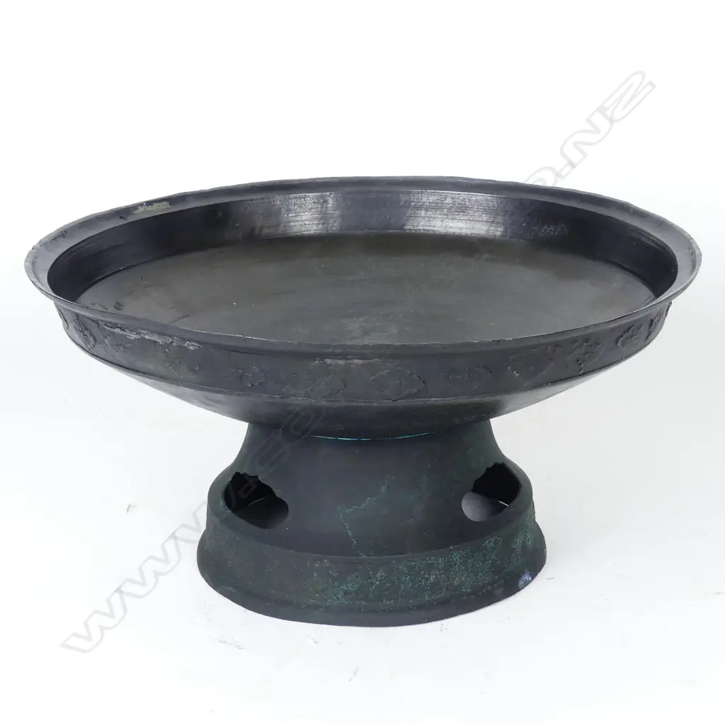 An old Japanese bronze large bowl Image 1++