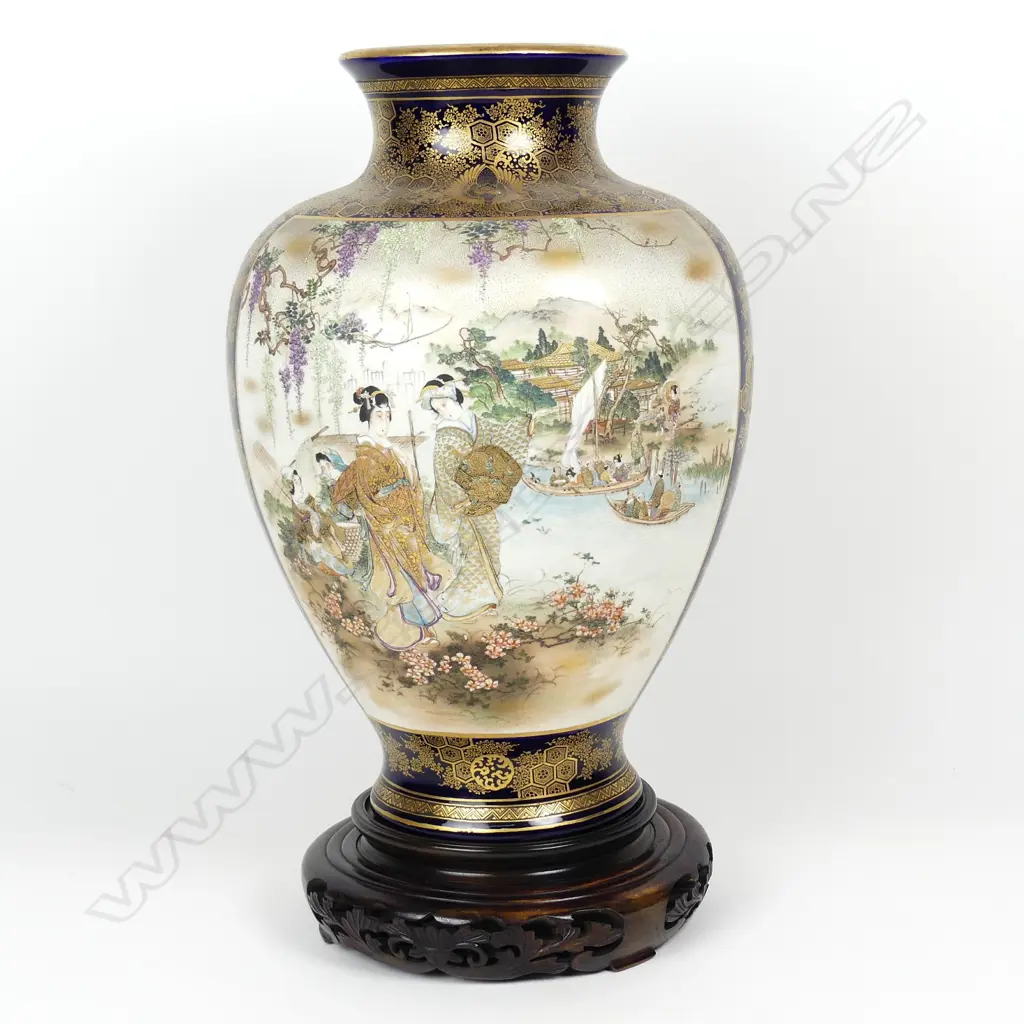 A large and impressive Meiji period Satsuma vase Image 1++