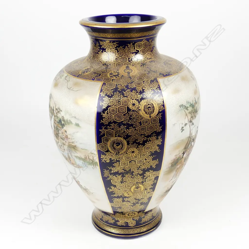 A large and impressive Meiji period Satsuma vase Image 1++