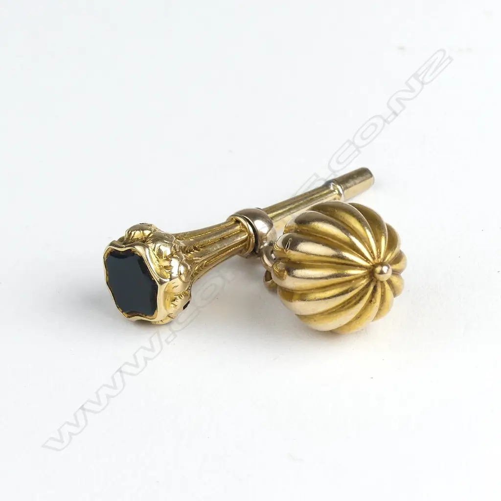 An 18ct gold watch key and ball fob Image 1++