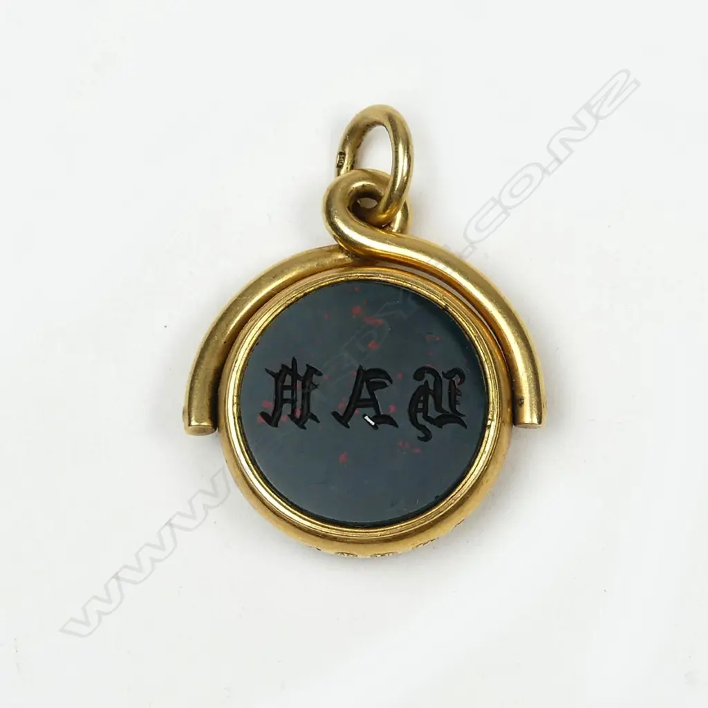 A 19thC quality 18ct yellow gold and hardstone heraldic seal Image 1++