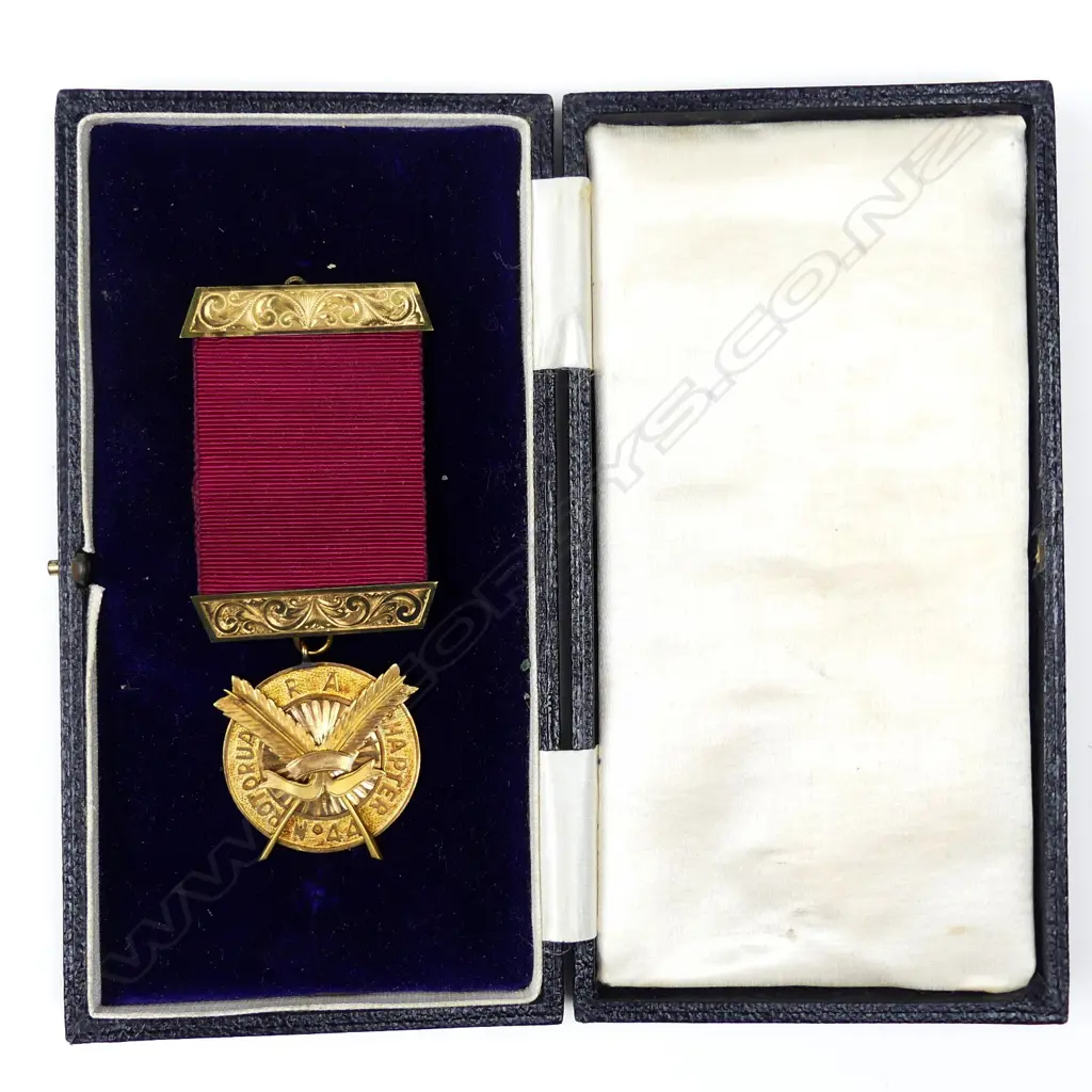 A 9ct gold Masonic Scribe-E jewel Image 1++