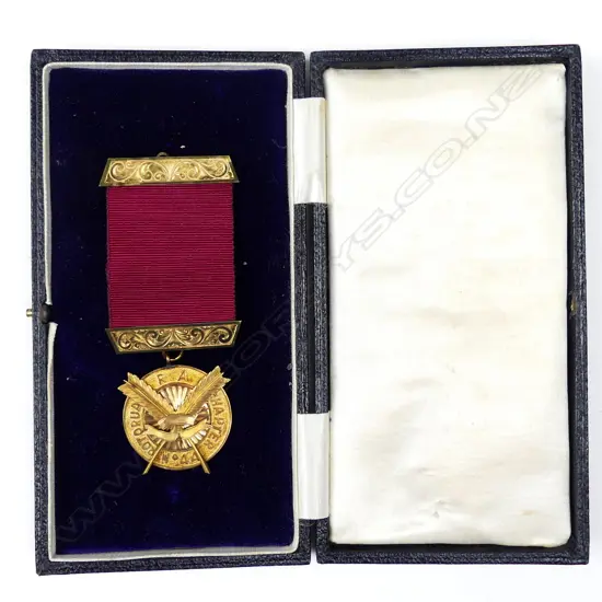 A 9ct gold Masonic Scribe-E jewel