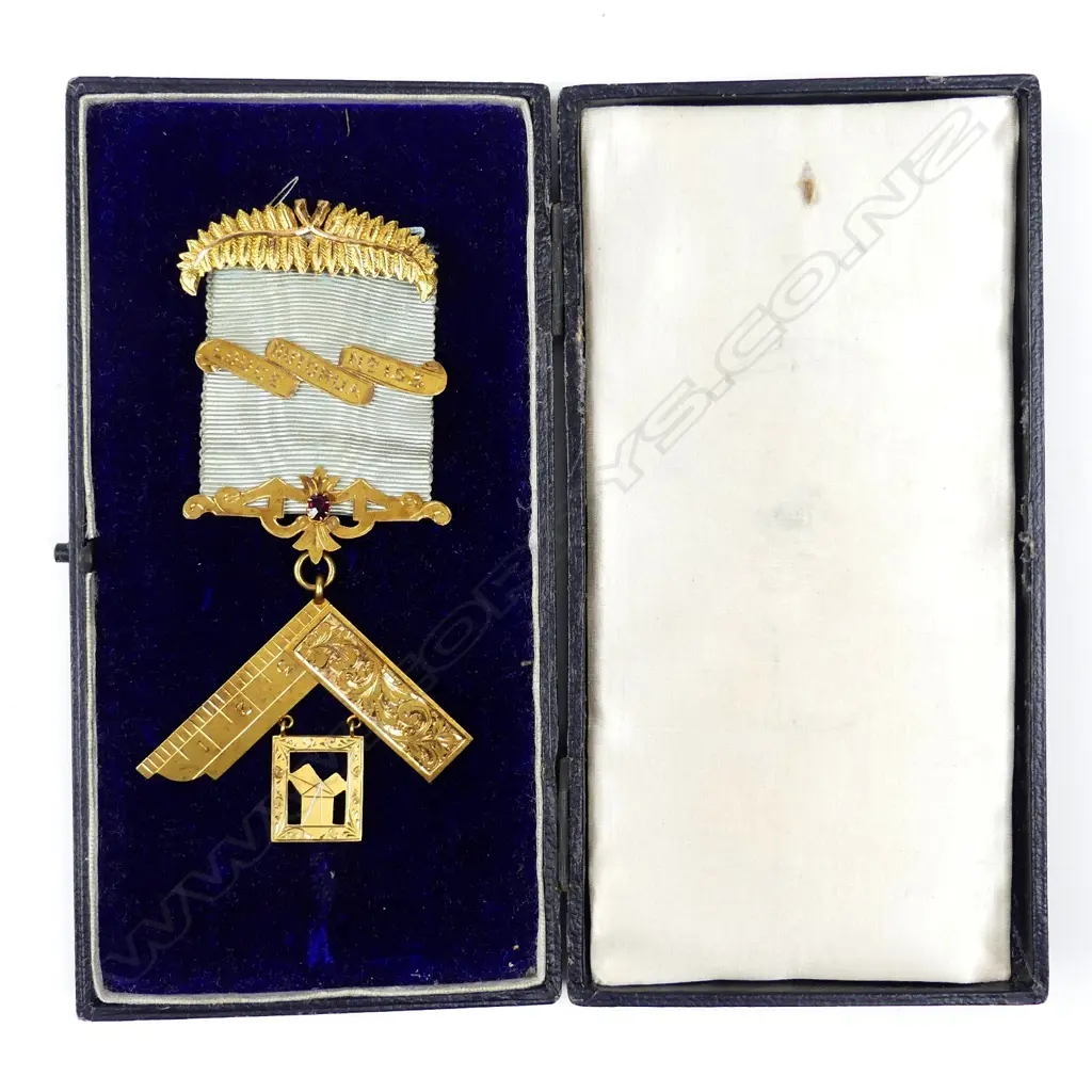 A 15ct gold Masonic Past Masters jewel Image 1++