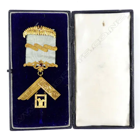 A 15ct gold Masonic Past Masters jewel