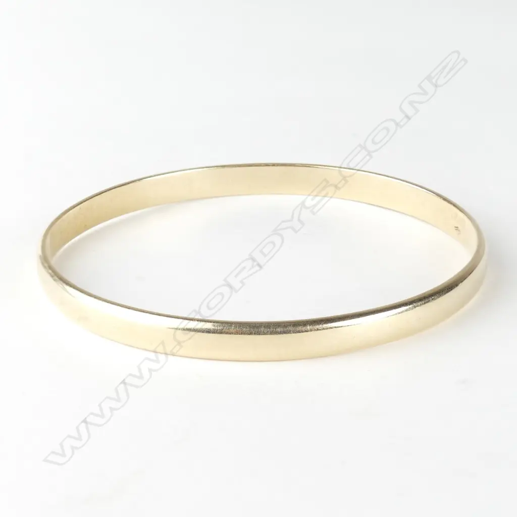 A 9ct gold bangle Image 1++