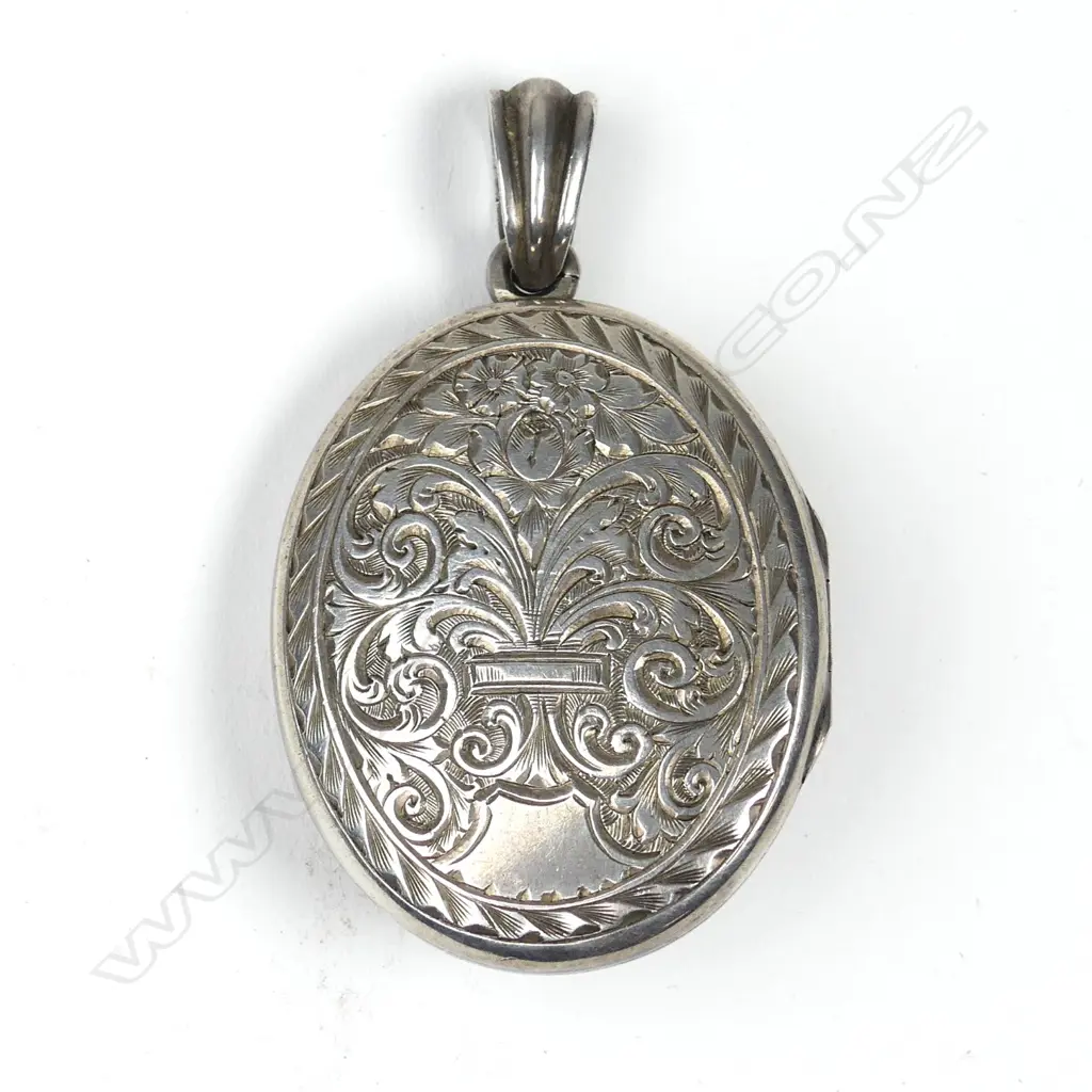 An early 20thC silver locket Image 1++