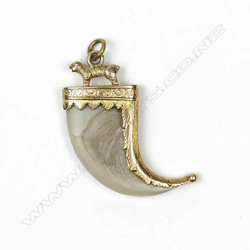 An 18ct gold and tiger claw pendant Image 1++