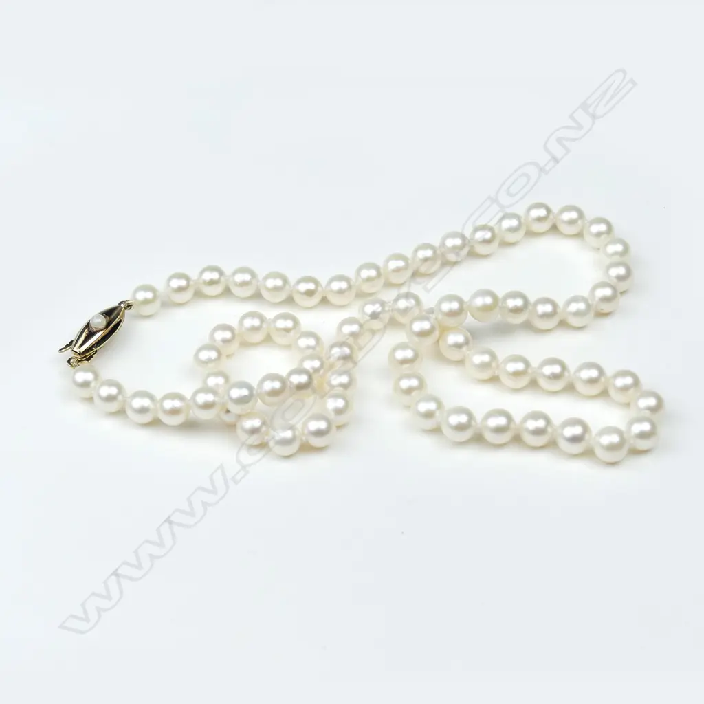 A vintage Akoya pearl necklace Image 1++