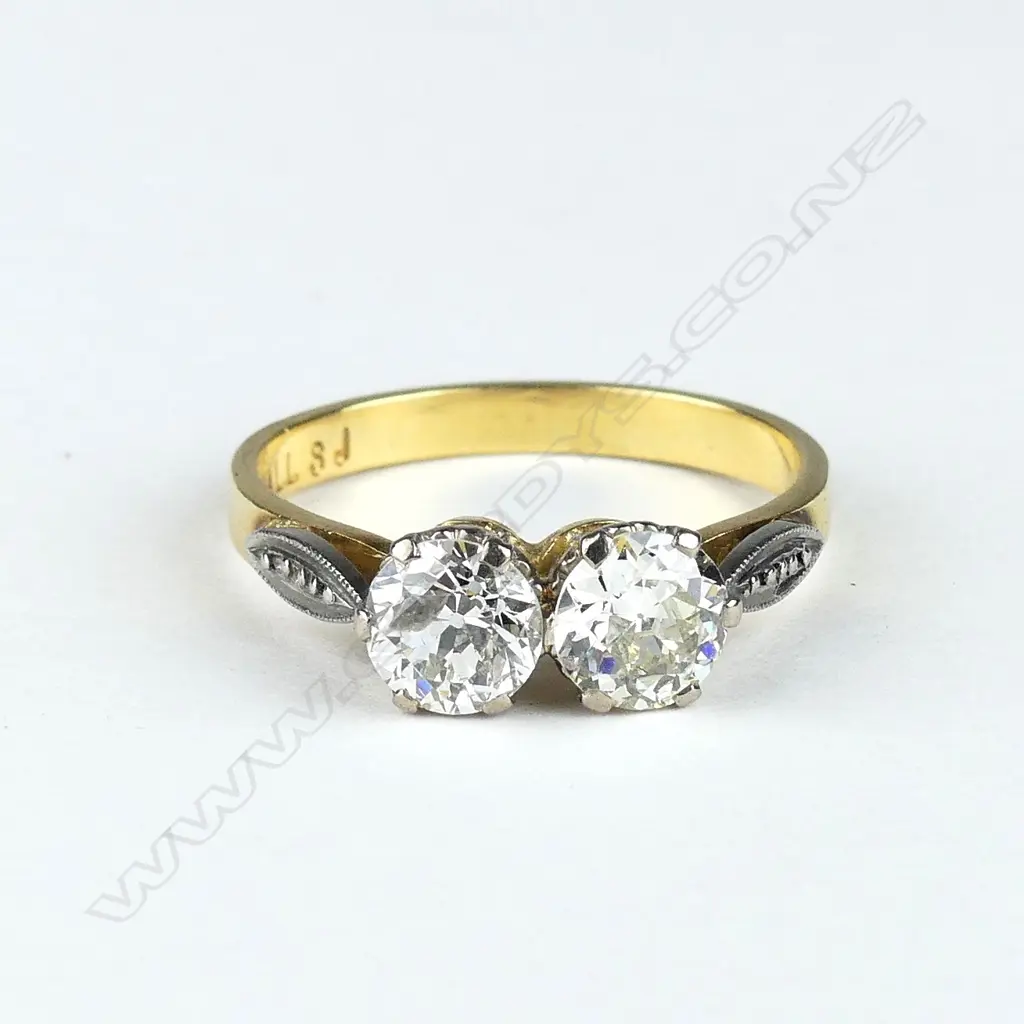 An estate 18ct gold and diamond ring Image 1++