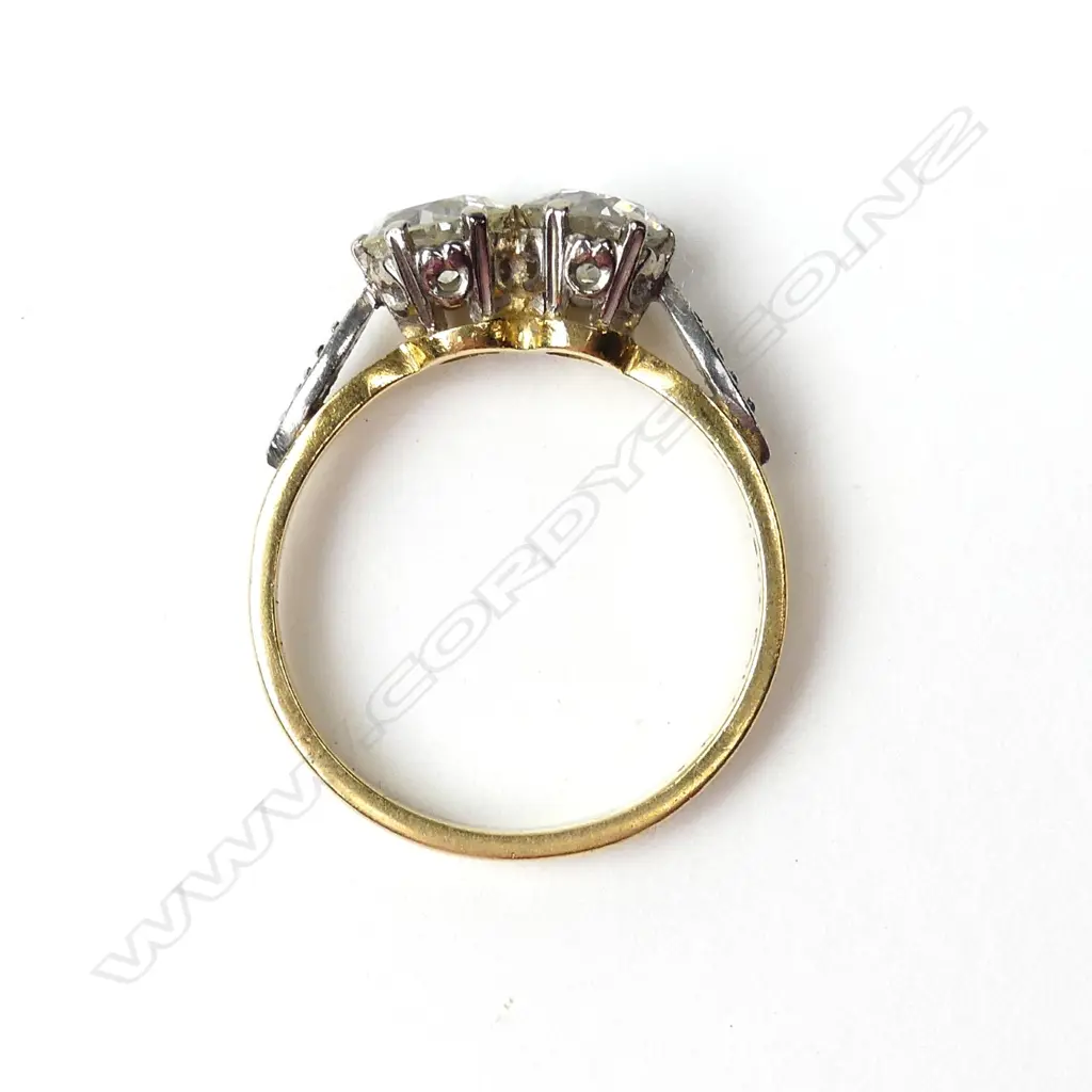 An estate 18ct gold and diamond ring Image 1++