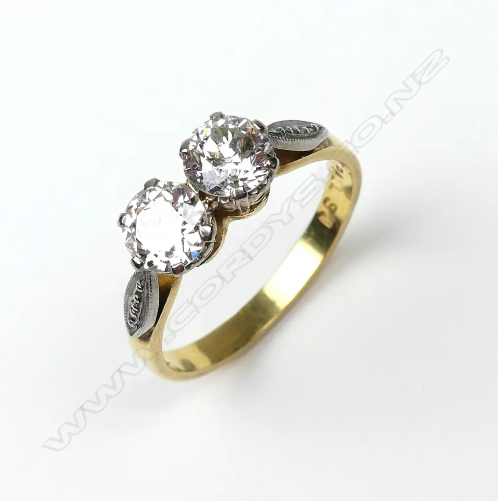An estate 18ct gold and diamond ring Image 1++