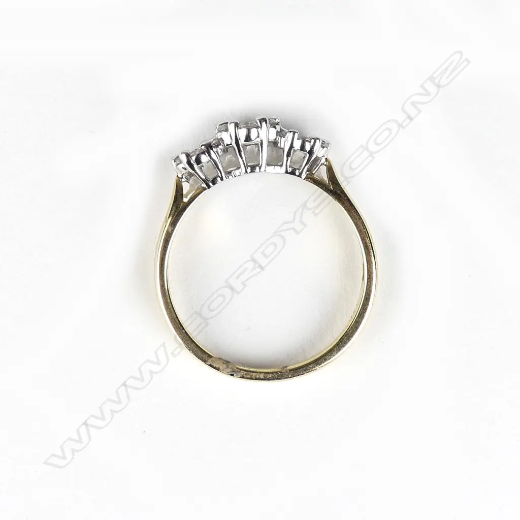 An 18ct gold and diamond cluster ring Image 1++