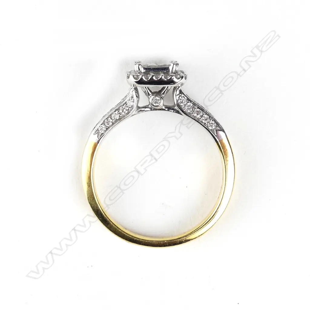 An 18ct gold and diamond cluster ring Image 1++