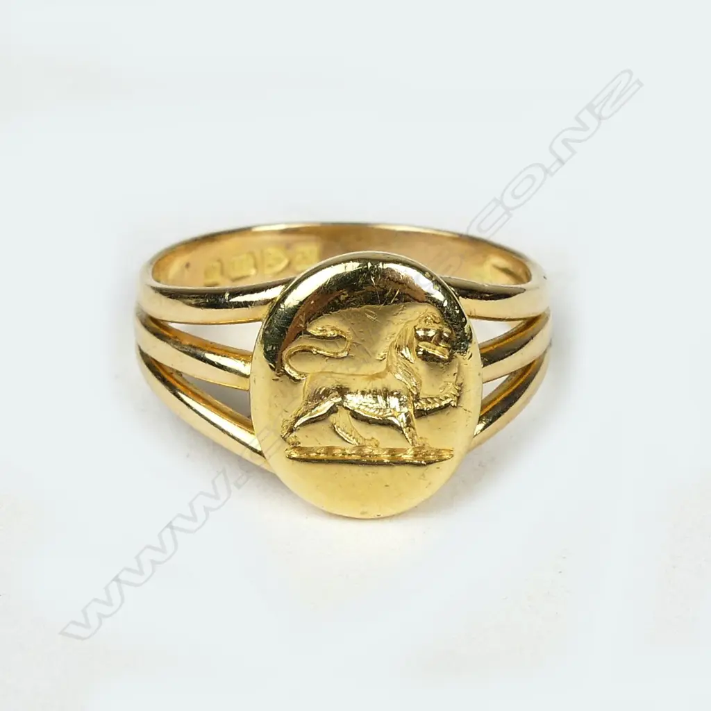 A heavy 18ct yellow gold heraldic seal ring Image 1++