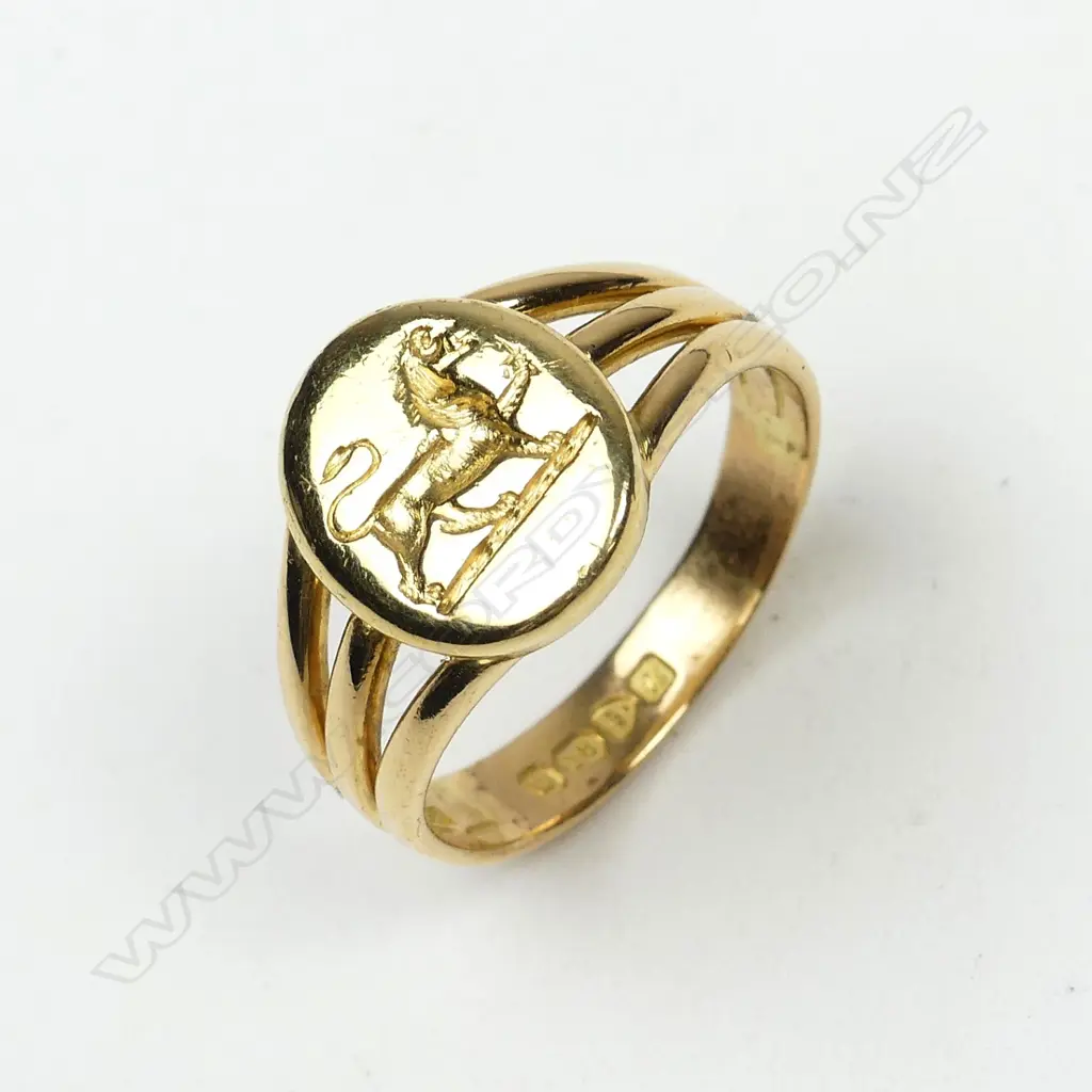 A heavy 18ct yellow gold heraldic seal ring Image 1++