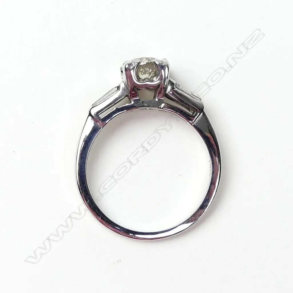 A 14ct white gold diamond ring Image 1++