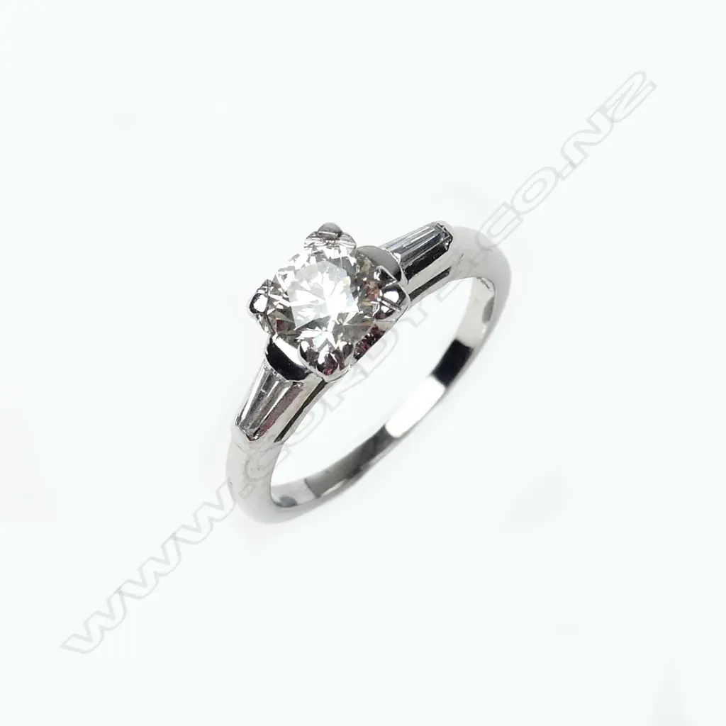 A 14ct white gold diamond ring Image 1++
