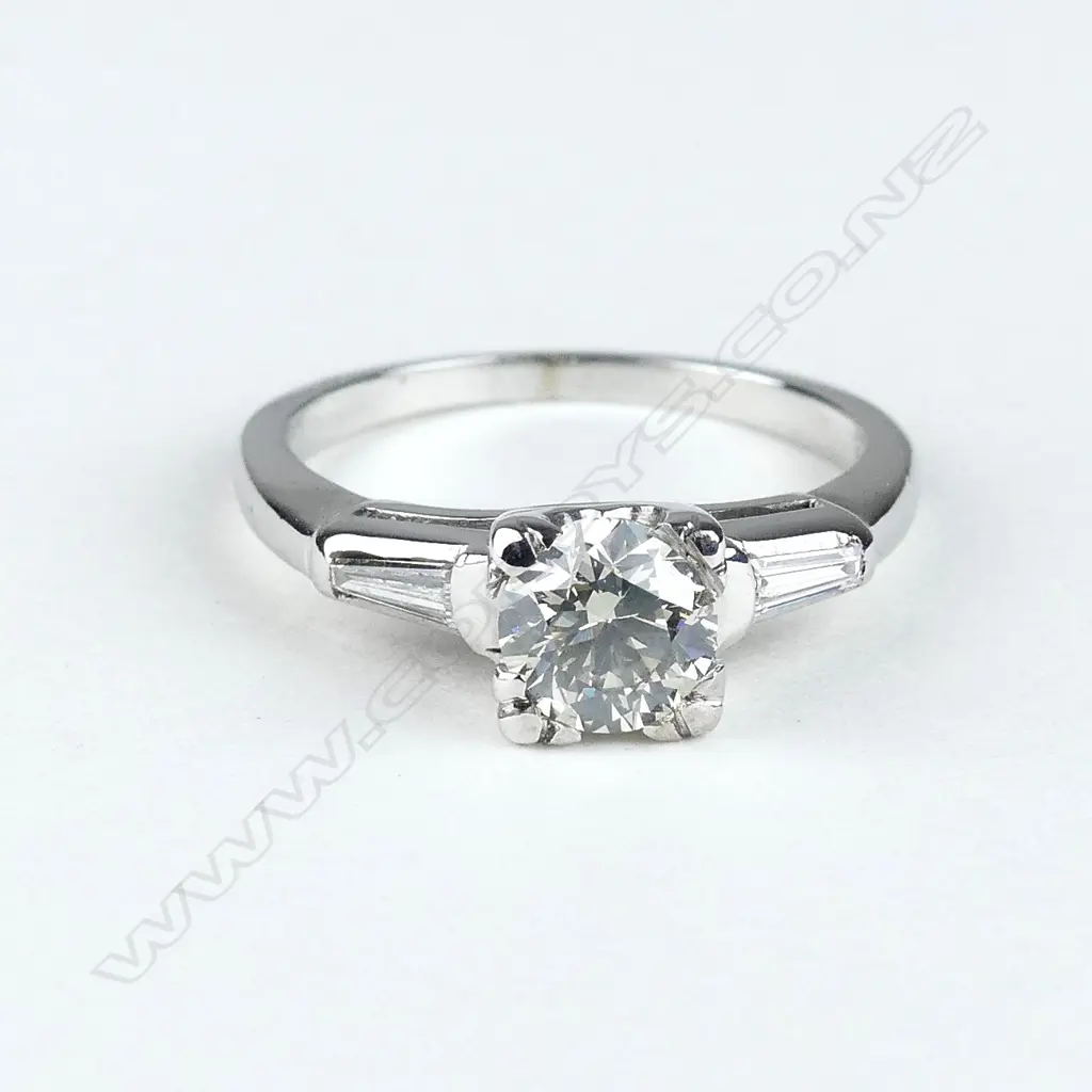 A 14ct white gold diamond ring Image 1++