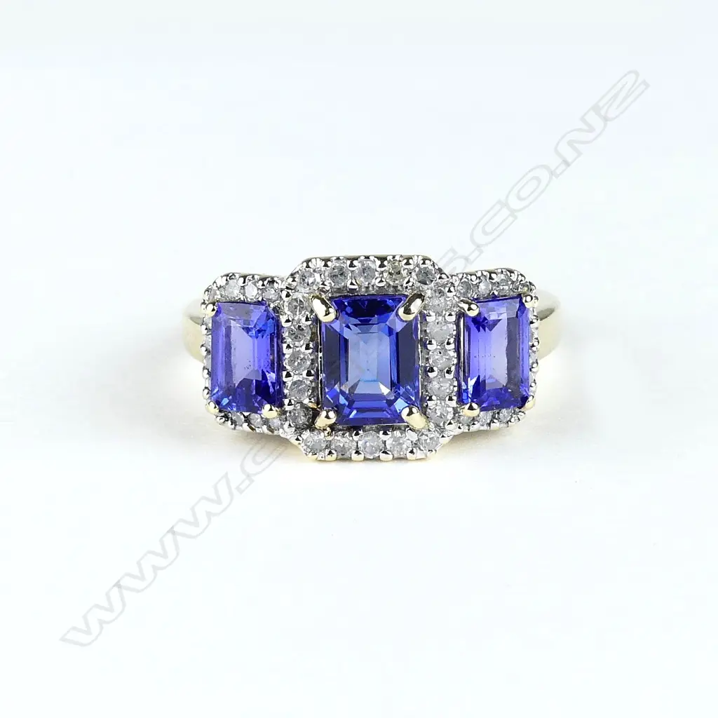 A 9ct gold tanzanite and diamond trilogy ring Image 1++