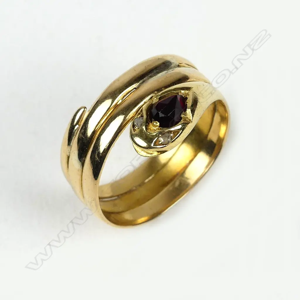 A vintage 18ct. yellow gold snake ring Image 1++