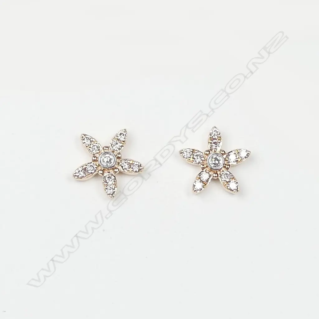 A pair of 18ct rose gold diamond stud earrings Image 1++