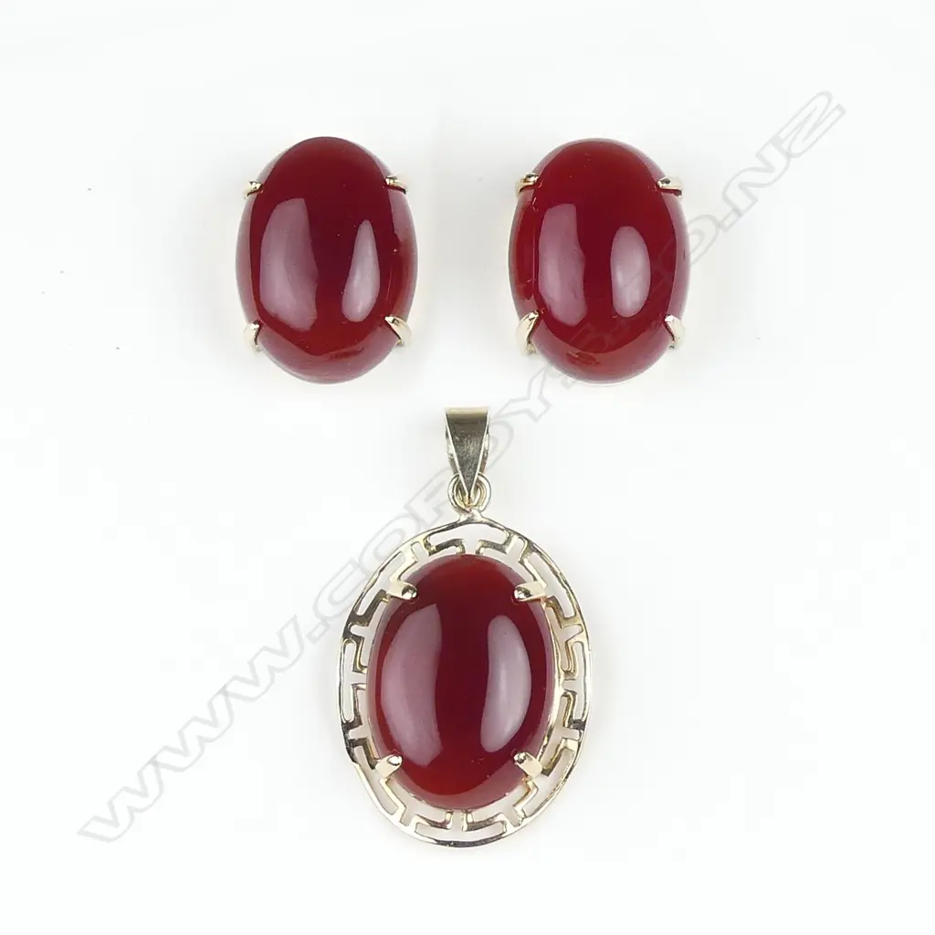 A 9ct gold and carnelian pendant and earrings set Image 1++