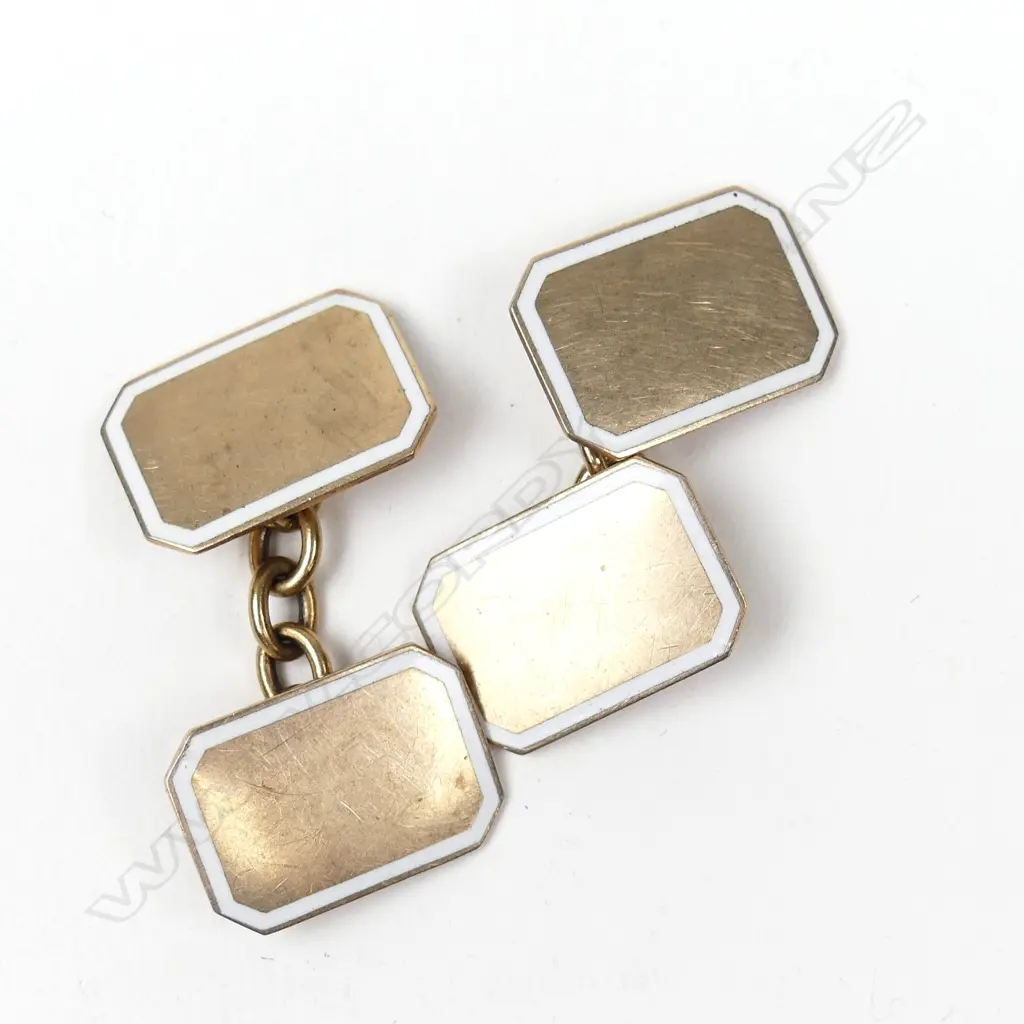 A pair of 9ct gold cufflinks Image 1++