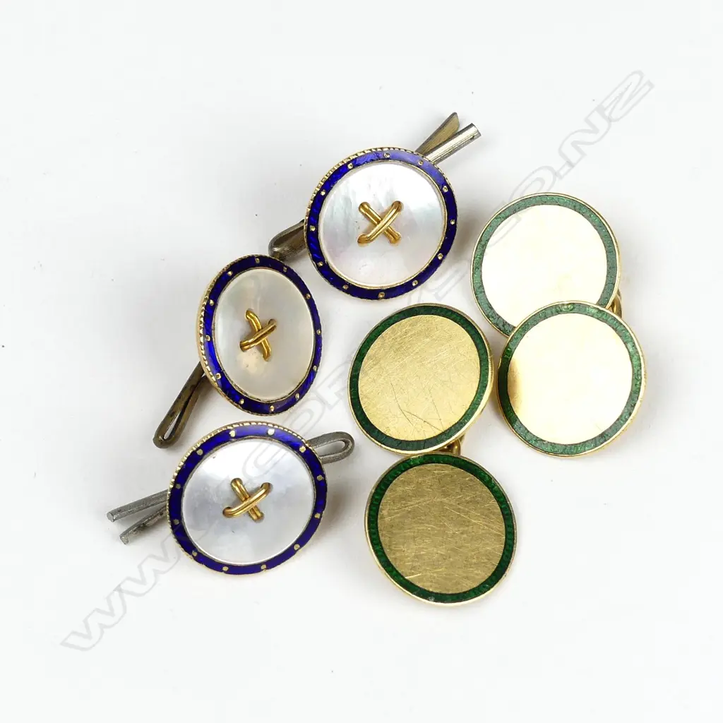 A pair of 18ct gold cufflinks Image 1++