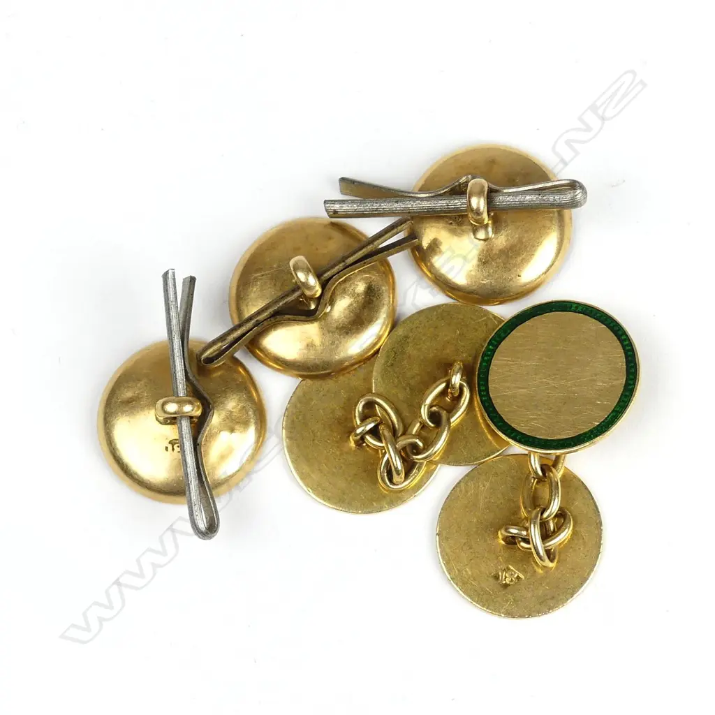 A pair of 18ct gold cufflinks Image 1++
