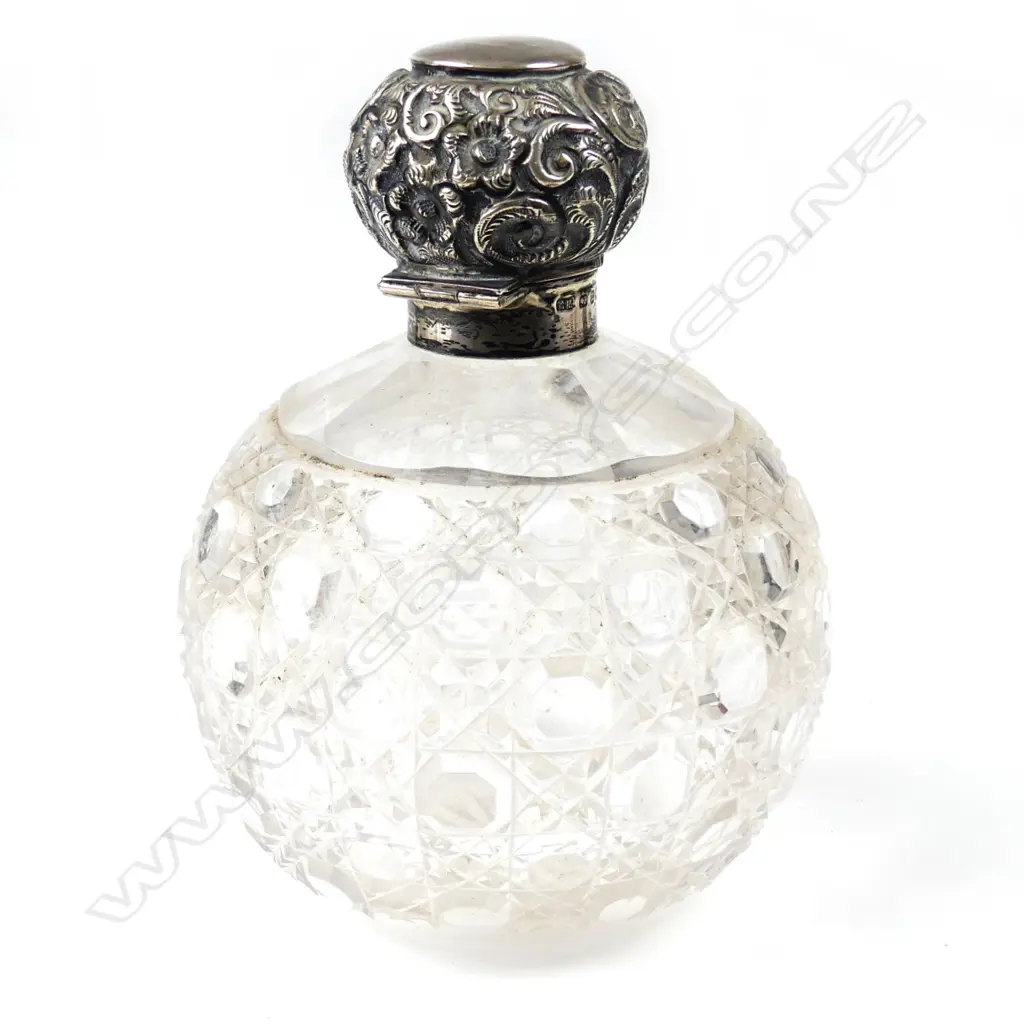 A late Victorian crystal perfume bottle Image 1++