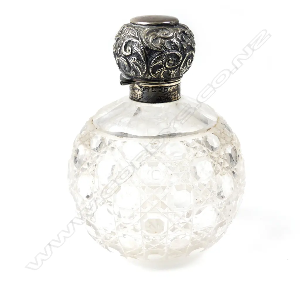 A late Victorian crystal perfume bottle Image 1++