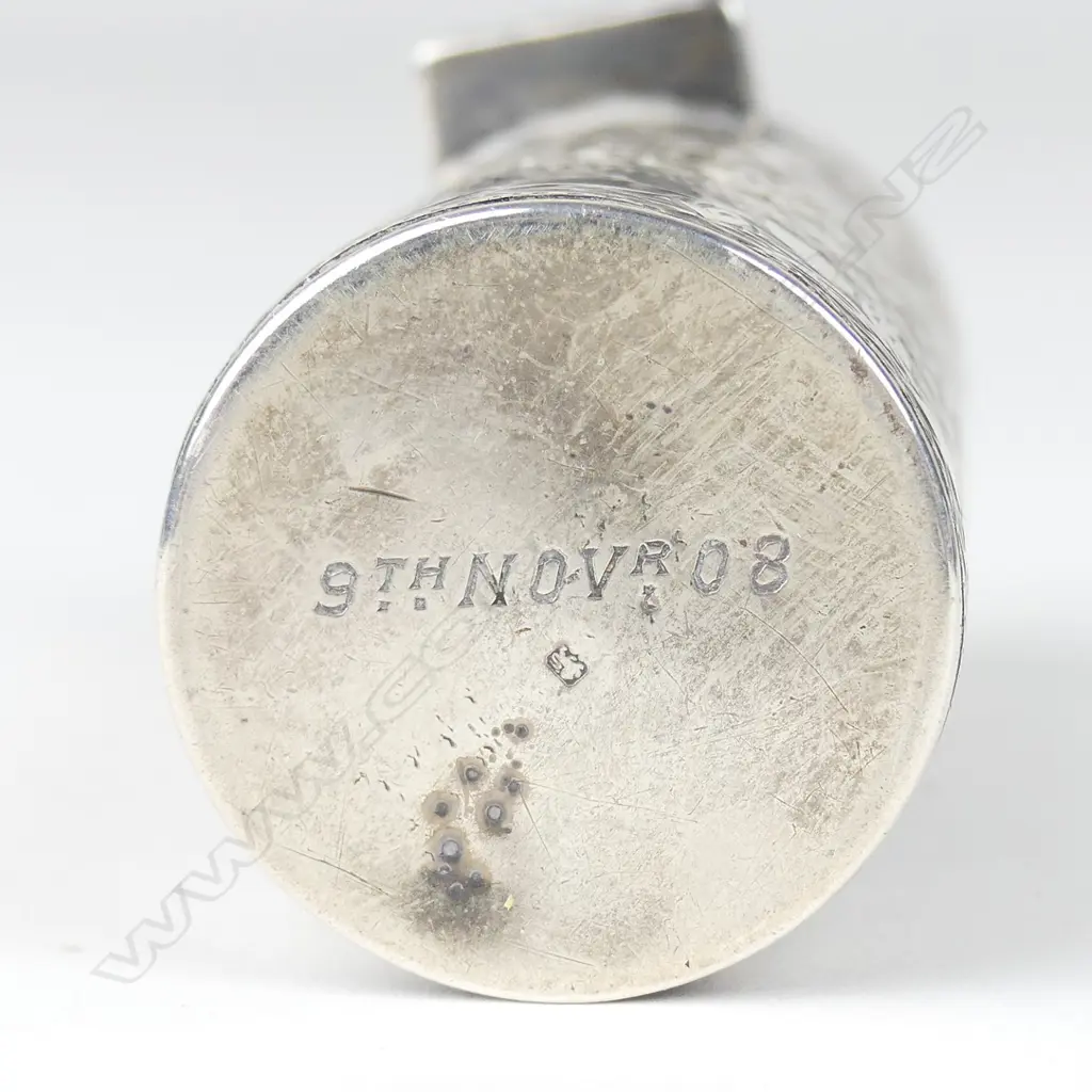 An Edwardian silver cased smelling salts bottle Image 1++