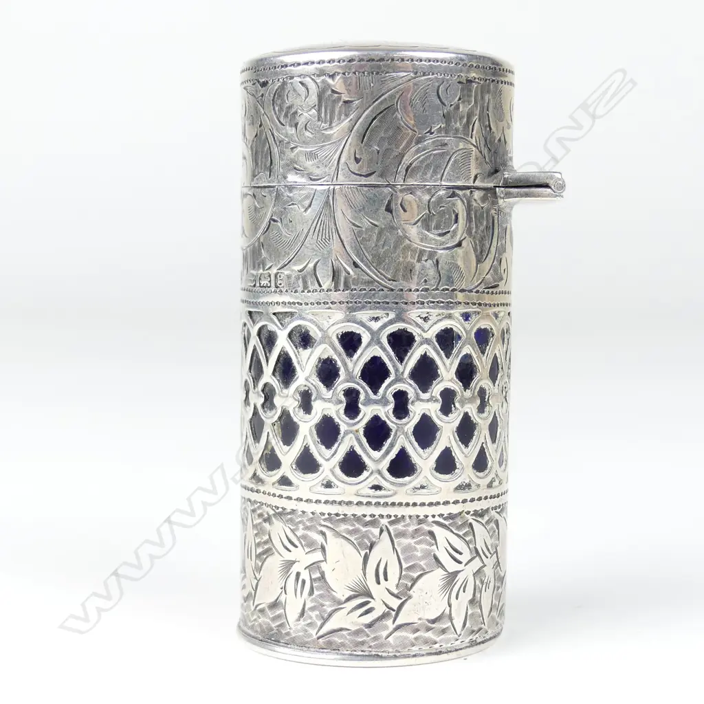 An Edwardian silver cased smelling salts bottle Image 1++