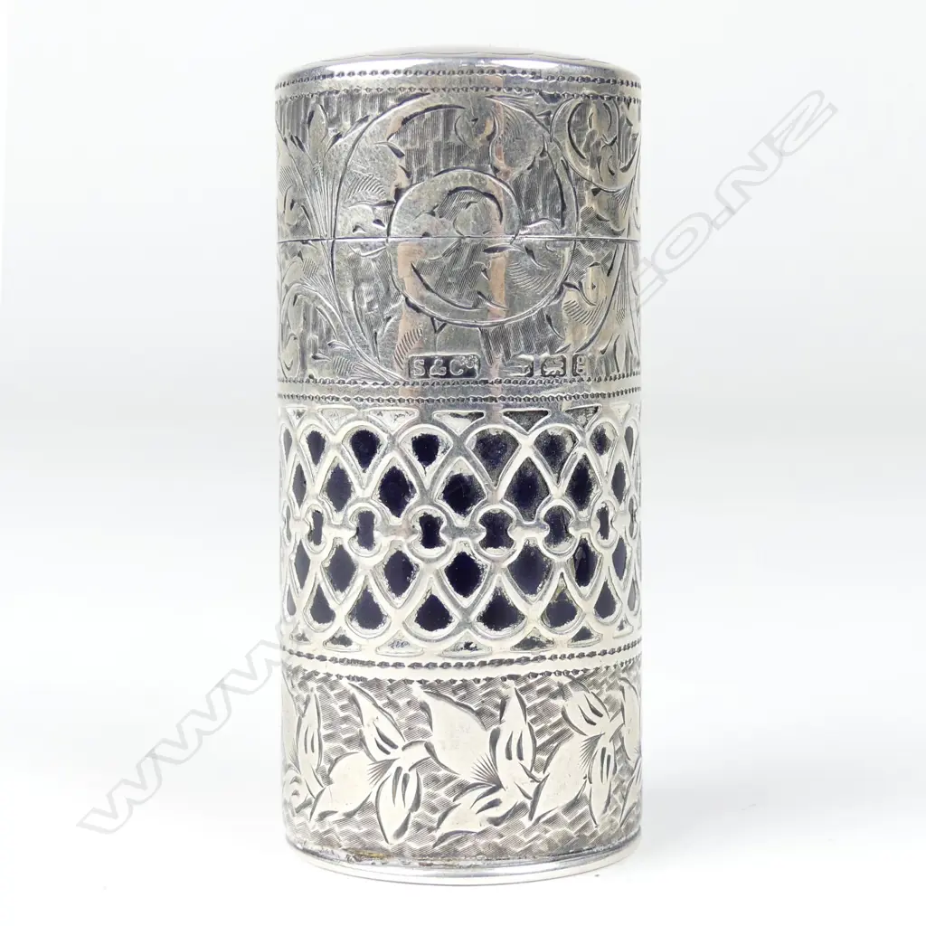 An Edwardian silver cased smelling salts bottle Image 1++