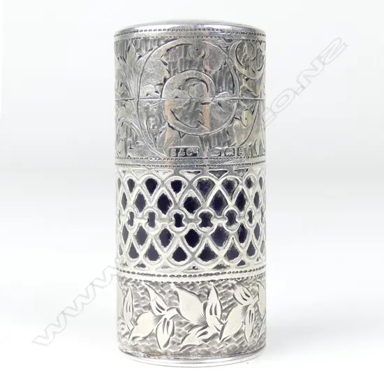 An Edwardian silver cased smelling salts bottle