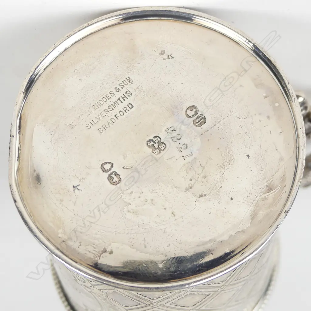 A Victorian silver mug Image 1++